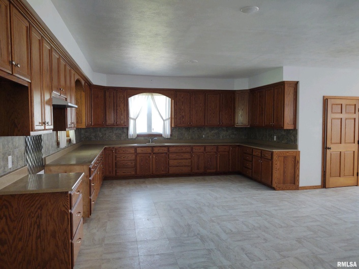 6215 Buncombe Road, Vienna, Illinois 62995, 7 Bedrooms Bedrooms, 0 ,3 BathroomsBathrooms,Residential,For Sale,Buncombe,0,RMAEB450075