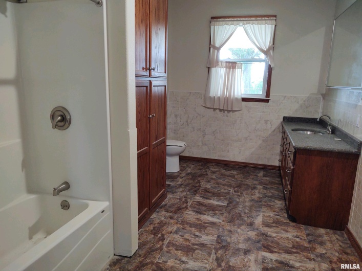 6215 Buncombe Road, Vienna, Illinois 62995, 7 Bedrooms Bedrooms, 0 ,3 BathroomsBathrooms,Residential,For Sale,Buncombe,0,RMAEB450075