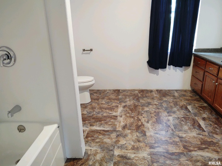 6215 Buncombe Road, Vienna, Illinois 62995, 7 Bedrooms Bedrooms, 0 ,3 BathroomsBathrooms,Residential,For Sale,Buncombe,0,RMAEB450075