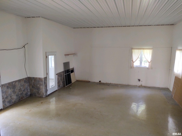 6215 Buncombe Road, Vienna, Illinois 62995, 7 Bedrooms Bedrooms, 0 ,3 BathroomsBathrooms,Residential,For Sale,Buncombe,0,RMAEB450075