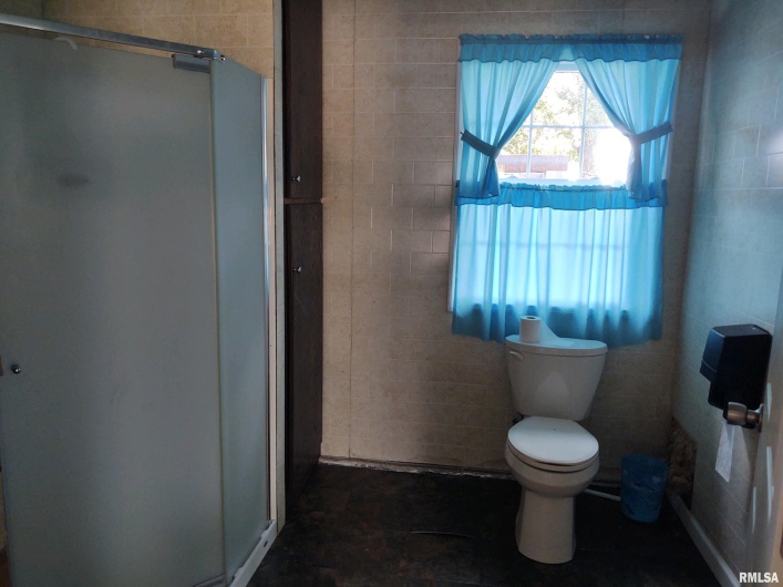 6215 Buncombe Road, Vienna, Illinois 62995, 7 Bedrooms Bedrooms, 0 ,3 BathroomsBathrooms,Residential,For Sale,Buncombe,0,RMAEB450075