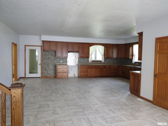 6215 Buncombe Road, Vienna, Illinois 62995, 7 Bedrooms Bedrooms, 0 ,3 BathroomsBathrooms,Residential,For Sale,Buncombe,0,RMAEB450075