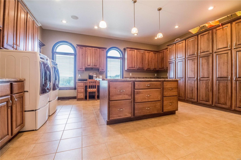 6708 Brown Lane, Poplar Bluff, Missouri 63901, 6 Bedrooms Bedrooms, 21 Rooms Rooms,6 BathroomsBathrooms,Residential,For Sale,Brown,MAR23056382