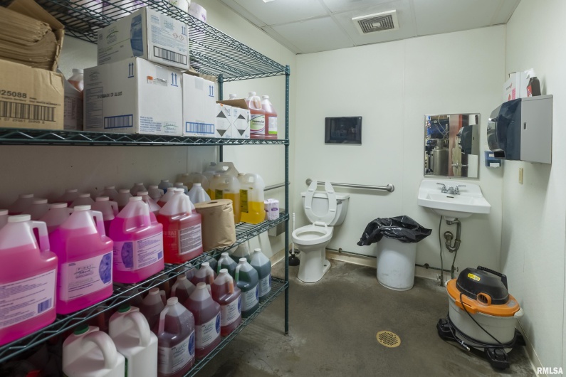 2700 17TH Street, Marion, Illinois 62959, 0 , 0 ,0,Commercial Sale,For Sale,17TH,0,RMAEB450911
