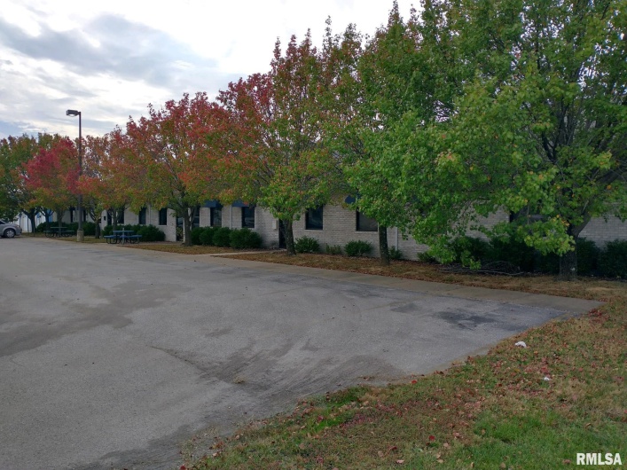 812 SKYLINE Drive, Marion, Illinois 62959, 0 , 0 ,0,Commercial Lease,For Sale,SKYLINE,0,RMAEB451177