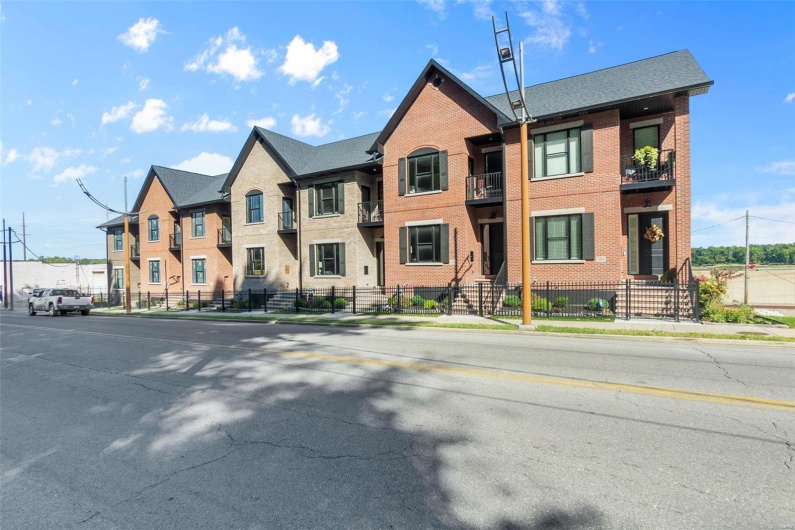 290 Main Street, Cape Girardeau, Missouri 63701, 2 Bedrooms Bedrooms, 10 Rooms Rooms,2 BathroomsBathrooms,Residential,For Sale,Main,MAR24001307