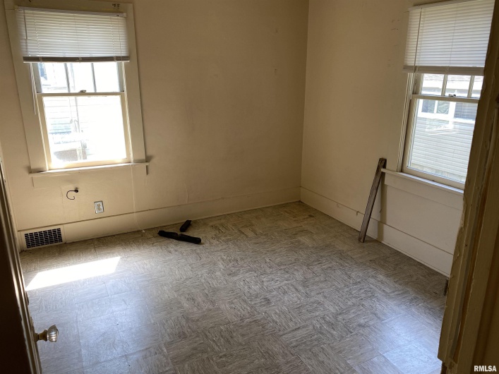 403 CHERRY Street, Carbondale, Illinois 62901, 4 Bedrooms Bedrooms, 0 ,1 BathroomBathrooms,Residential,For Sale,CHERRY,0,RMAEB445362