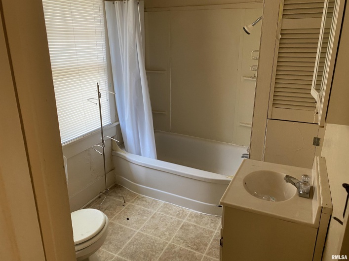 403 CHERRY Street, Carbondale, Illinois 62901, 4 Bedrooms Bedrooms, 0 ,1 BathroomBathrooms,Residential,For Sale,CHERRY,0,RMAEB445362