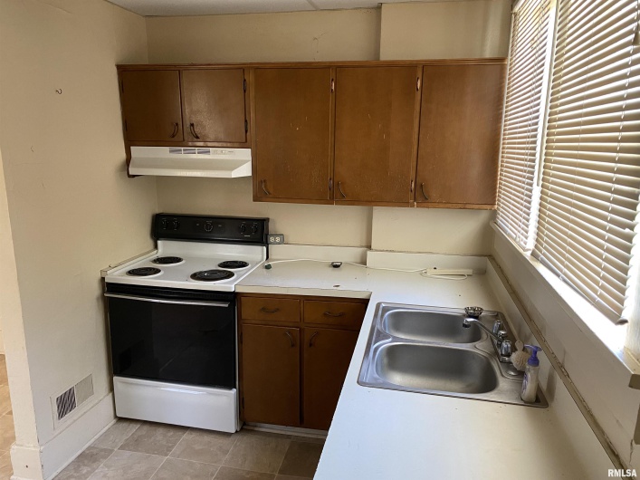 403 CHERRY Street, Carbondale, Illinois 62901, 4 Bedrooms Bedrooms, 0 ,1 BathroomBathrooms,Residential,For Sale,CHERRY,0,RMAEB445362