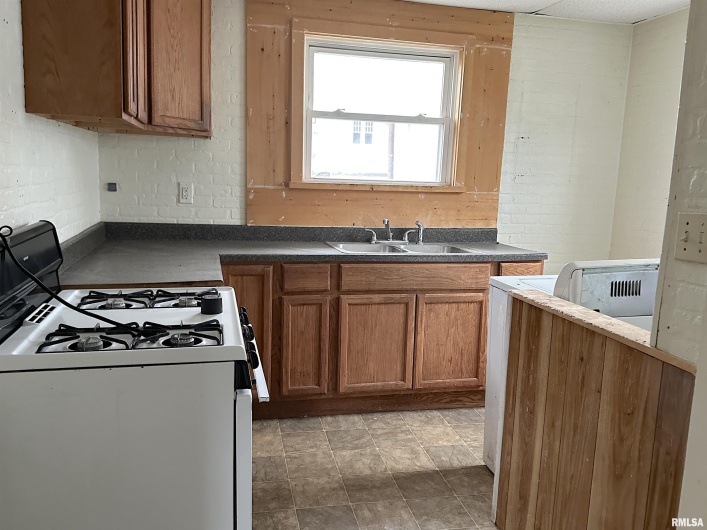 410 ASH Street, Carbondale, Illinois 62901, 3 Bedrooms Bedrooms, 0 ,1 BathroomBathrooms,Residential,For Sale,ASH,0,RMAEB452050