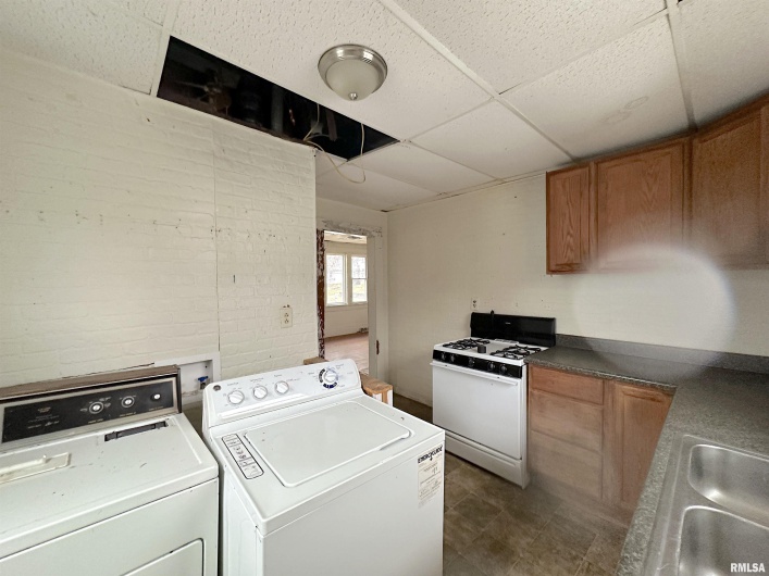 410 ASH Street, Carbondale, Illinois 62901, 3 Bedrooms Bedrooms, 0 ,1 BathroomBathrooms,Residential,For Sale,ASH,0,RMAEB452050