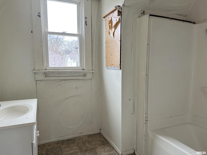 410 ASH Street, Carbondale, Illinois 62901, 3 Bedrooms Bedrooms, 0 ,1 BathroomBathrooms,Residential,For Sale,ASH,0,RMAEB452050