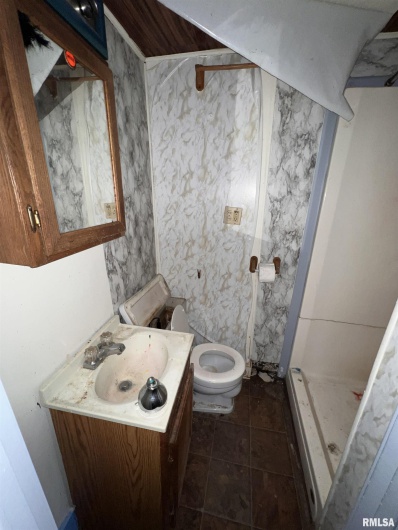 406 UNIVERSITY Avenue, Carbondale, Illinois 62901, 0 , 0 ,0,Residential Income,For Sale,UNIVERSITY,0,RMAEB452098