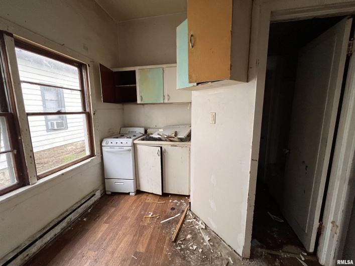 406 UNIVERSITY Avenue, Carbondale, Illinois 62901, 0 , 0 ,0,Residential Income,For Sale,UNIVERSITY,0,RMAEB452098