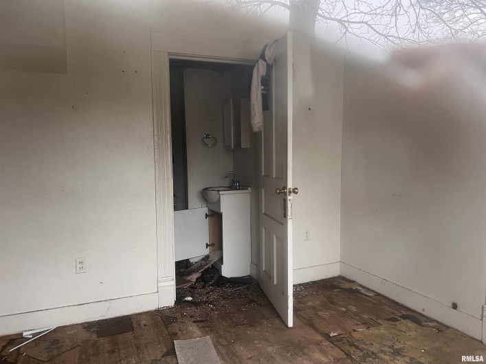 406 UNIVERSITY Avenue, Carbondale, Illinois 62901, 0 , 0 ,0,Residential Income,For Sale,UNIVERSITY,0,RMAEB452098