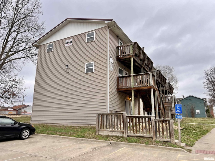 600 WASHINGTON Street, Carbondale, Illinois 62901, 0 , 0 ,0,Residential Income,For Sale,WASHINGTON,0,RMAEB452432