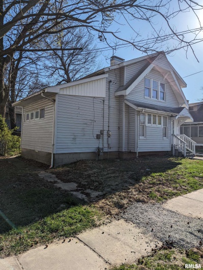 303 COLLEGE Street, Carbondale, Illinois 62901, 3 Bedrooms Bedrooms, 0 ,1 BathroomBathrooms,Residential,For Sale,COLLEGE,0,RMAEB452827