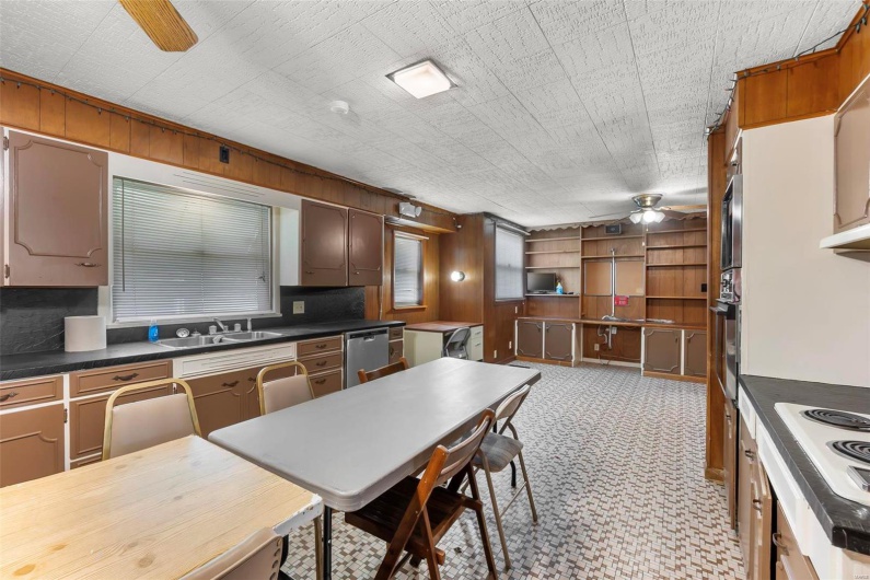 435 Frederick Street, Cape Girardeau, Missouri 63701, 6 Bedrooms Bedrooms, 12 Rooms Rooms,2 BathroomsBathrooms,Residential,For Sale,Frederick,MAR24033194
