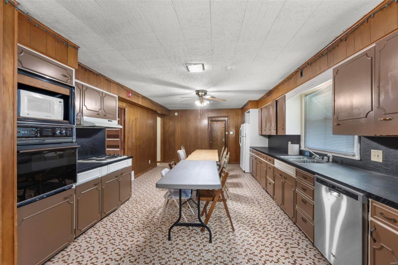 435 Frederick Street, Cape Girardeau, Missouri 63701, 6 Bedrooms Bedrooms, 12 Rooms Rooms,2 BathroomsBathrooms,Residential,For Sale,Frederick,MAR24033194