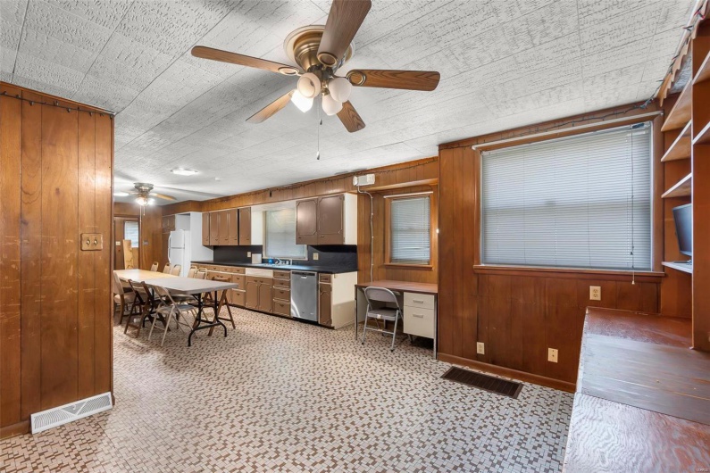 435 Frederick Street, Cape Girardeau, Missouri 63701, 6 Bedrooms Bedrooms, 12 Rooms Rooms,2 BathroomsBathrooms,Residential,For Sale,Frederick,MAR24033194