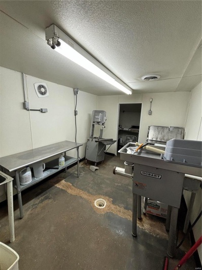 420 Short Oak, Poplar Bluff, Missouri 63901, ,Commercial Sale,For Sale,Short Oak,MAR24036829