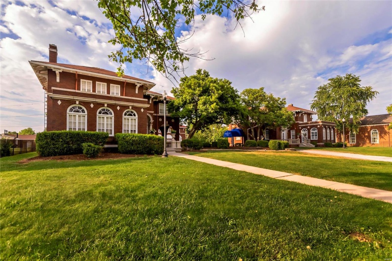View of front of house featuring a front lawn