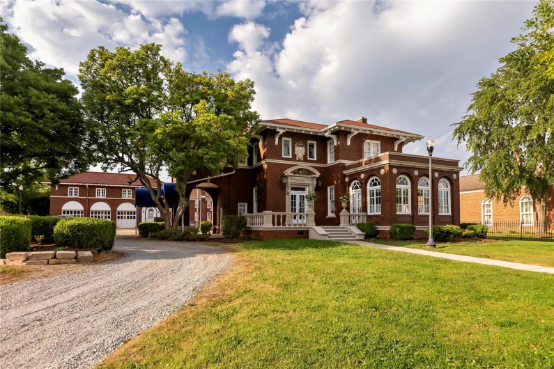 202 Poplar Street, Harrisburg, Illinois 62946, 15 Bedrooms Bedrooms, 32 Rooms Rooms,13 BathroomsBathrooms,Residential,For Sale,Poplar,MAR24040800