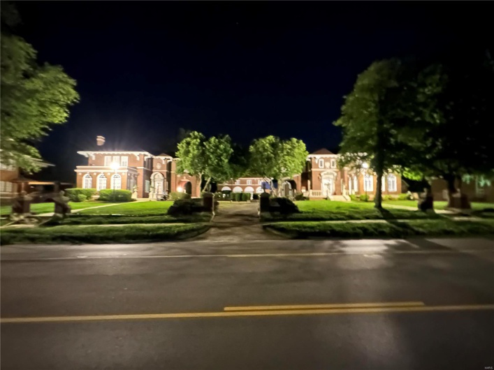 202 Poplar Street, Harrisburg, Illinois 62946, 15 Bedrooms Bedrooms, 32 Rooms Rooms,13 BathroomsBathrooms,Residential,For Sale,Poplar,MAR24040800