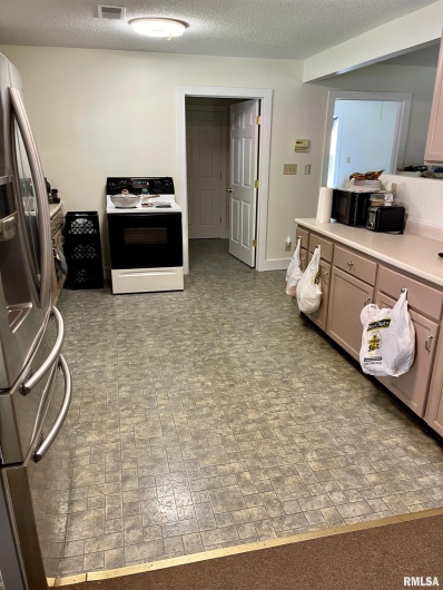 5504 MARION Road, Metropolis, Illinois 62960, 1 Bedroom Bedrooms, 0 ,1 BathroomBathrooms,Residential,For Sale,MARION,0,RMAEB454274