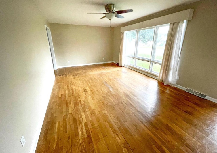 106 W Grant, Dexter, Missouri 63841, 3 Bedrooms Bedrooms, 9 Rooms Rooms,2 BathroomsBathrooms,Residential,For Sale,W Grant,MAR24035135