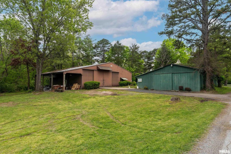 2525 EDGEWOOD Lane, Carbondale, Illinois 62901, 4 Bedrooms Bedrooms, 0 ,3 BathroomsBathrooms,Residential,For Sale,EDGEWOOD,0,RMAEB454423