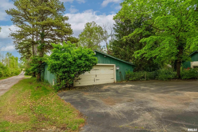 2525 EDGEWOOD Lane, Carbondale, Illinois 62901, 4 Bedrooms Bedrooms, 0 ,3 BathroomsBathrooms,Residential,For Sale,EDGEWOOD,0,RMAEB454423