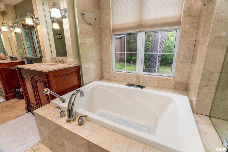 2525 EDGEWOOD Lane, Carbondale, Illinois 62901, 4 Bedrooms Bedrooms, 0 ,3 BathroomsBathrooms,Residential,For Sale,EDGEWOOD,0,RMAEB454423
