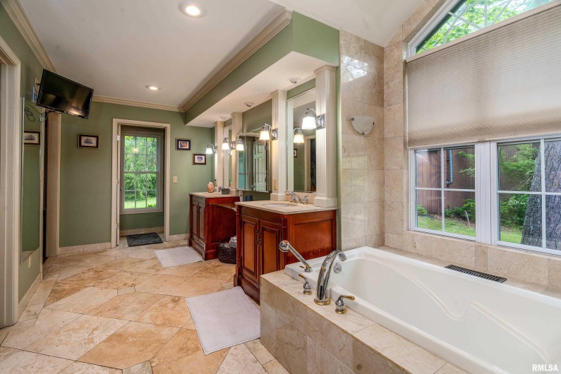 2525 EDGEWOOD Lane, Carbondale, Illinois 62901, 4 Bedrooms Bedrooms, 0 ,3 BathroomsBathrooms,Residential,For Sale,EDGEWOOD,0,RMAEB454423