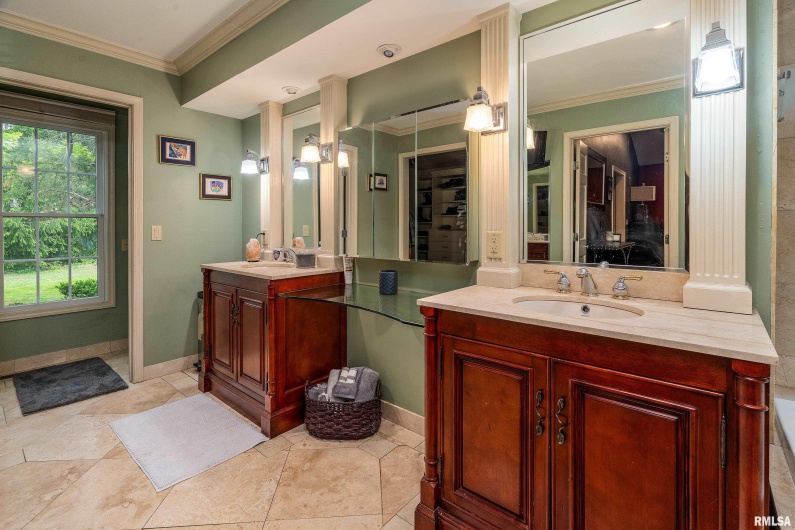 2525 EDGEWOOD Lane, Carbondale, Illinois 62901, 4 Bedrooms Bedrooms, 0 ,3 BathroomsBathrooms,Residential,For Sale,EDGEWOOD,0,RMAEB454423