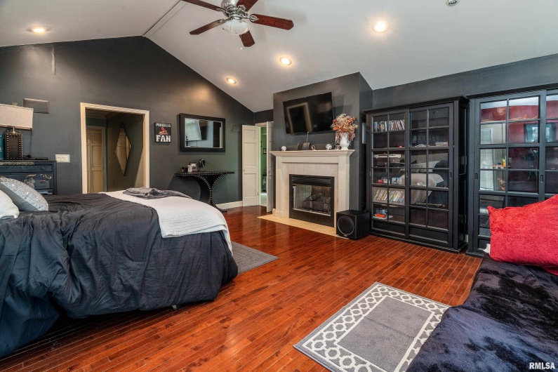 2525 EDGEWOOD Lane, Carbondale, Illinois 62901, 4 Bedrooms Bedrooms, 0 ,3 BathroomsBathrooms,Residential,For Sale,EDGEWOOD,0,RMAEB454423