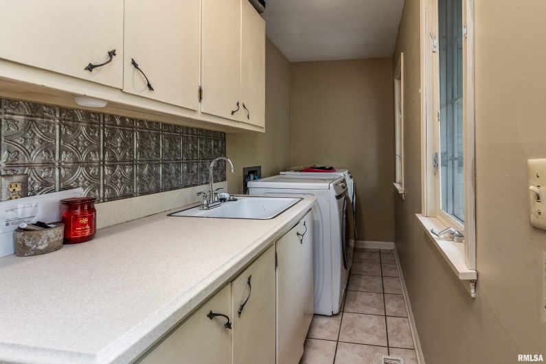 2525 EDGEWOOD Lane, Carbondale, Illinois 62901, 4 Bedrooms Bedrooms, 0 ,3 BathroomsBathrooms,Residential,For Sale,EDGEWOOD,0,RMAEB454423