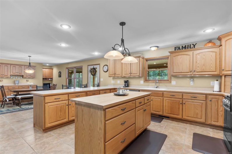 304 Timberlake Lane, Cape Girardeau, Missouri 63701, 5 Bedrooms Bedrooms, 13 Rooms Rooms,3 BathroomsBathrooms,Residential,For Sale,Timberlake,MAR24049670