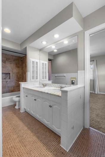 1331 Cape Rock Drive, Cape Girardeau, Missouri 63701, 3 Bedrooms Bedrooms, 6 Rooms Rooms,3 BathroomsBathrooms,Residential,For Sale,Cape Rock,MAR24033410
