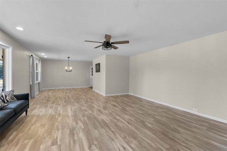 1331 Cape Rock Drive, Cape Girardeau, Missouri 63701, 3 Bedrooms Bedrooms, 6 Rooms Rooms,3 BathroomsBathrooms,Residential,For Sale,Cape Rock,MAR24033410