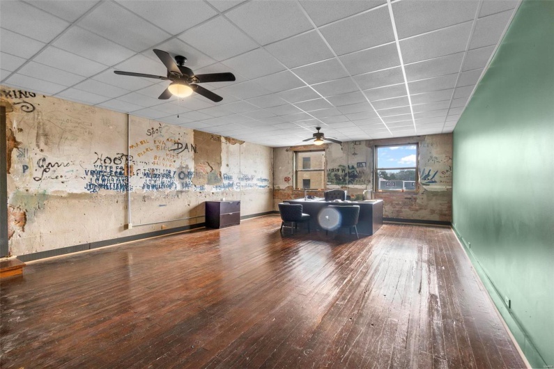 100 N Courthouse Square, Kennett, Missouri 63857, ,Commercial Sale,For Sale,N Courthouse Square,MAR24050342