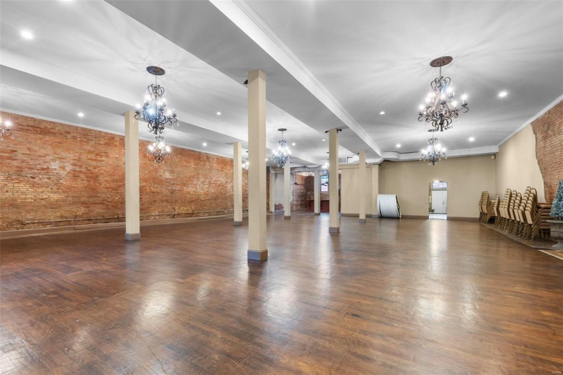 100 N Courthouse Square, Kennett, Missouri 63857, ,Commercial Sale,For Sale,N Courthouse Square,MAR24050342