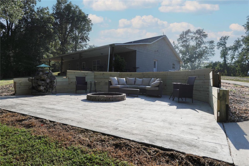 17800 County Road 527, Bloomfield, Missouri 63825, 2 Bedrooms Bedrooms, 10 Rooms Rooms,3 BathroomsBathrooms,Residential,For Sale,County Road 527,MAR24050032