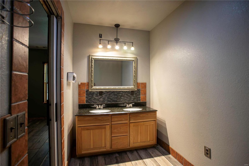 17800 County Road 527, Bloomfield, Missouri 63825, 2 Bedrooms Bedrooms, 10 Rooms Rooms,3 BathroomsBathrooms,Residential,For Sale,County Road 527,MAR24050032