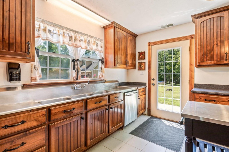 6889 Hwy F, Farmington, Missouri 63640, 3 Bedrooms Bedrooms, 8 Rooms Rooms,4 BathroomsBathrooms,Residential,For Sale,Hwy F,MAR24051300