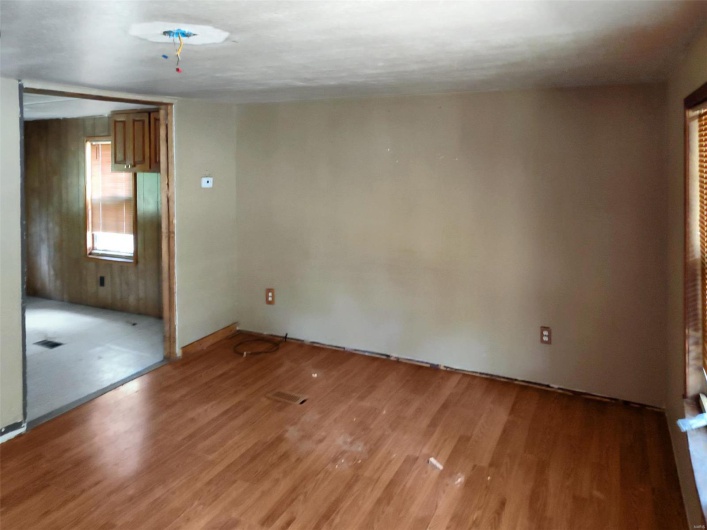 1385 Parkway Drive, Bismarck, Missouri 63624, 2 Bedrooms Bedrooms, 5 Rooms Rooms,1 BathroomBathrooms,Residential,For Sale,Parkway,MAR24053046