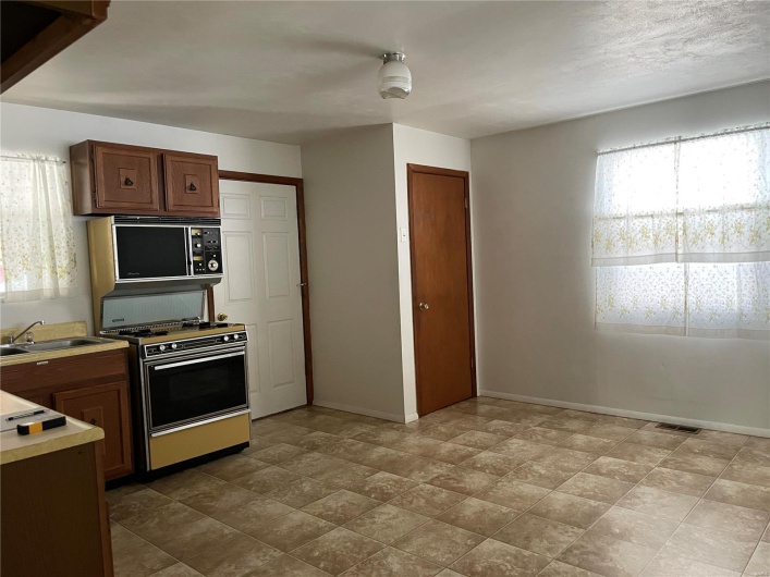 637 E. Daniels St., Piedmont, Missouri 63957, 2 Bedrooms Bedrooms, 6 Rooms Rooms,1 BathroomBathrooms,Residential,For Sale,E. Daniels St.,MAR24058962