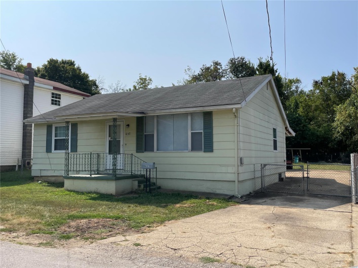 637 E. Daniels St., Piedmont, Missouri 63957, 2 Bedrooms Bedrooms, 6 Rooms Rooms,1 BathroomBathrooms,Residential,For Sale,E. Daniels St.,MAR24058962