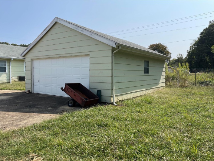 637 E. Daniels St., Piedmont, Missouri 63957, 2 Bedrooms Bedrooms, 6 Rooms Rooms,1 BathroomBathrooms,Residential,For Sale,E. Daniels St.,MAR24058962