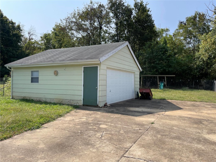 637 E. Daniels St., Piedmont, Missouri 63957, 2 Bedrooms Bedrooms, 6 Rooms Rooms,1 BathroomBathrooms,Residential,For Sale,E. Daniels St.,MAR24058962